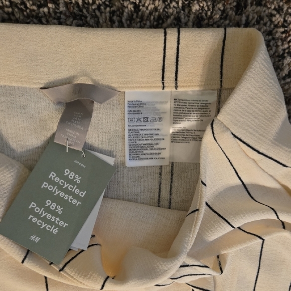 Elegant Cream Skirt with Black Stripes - Picture 4 of 4